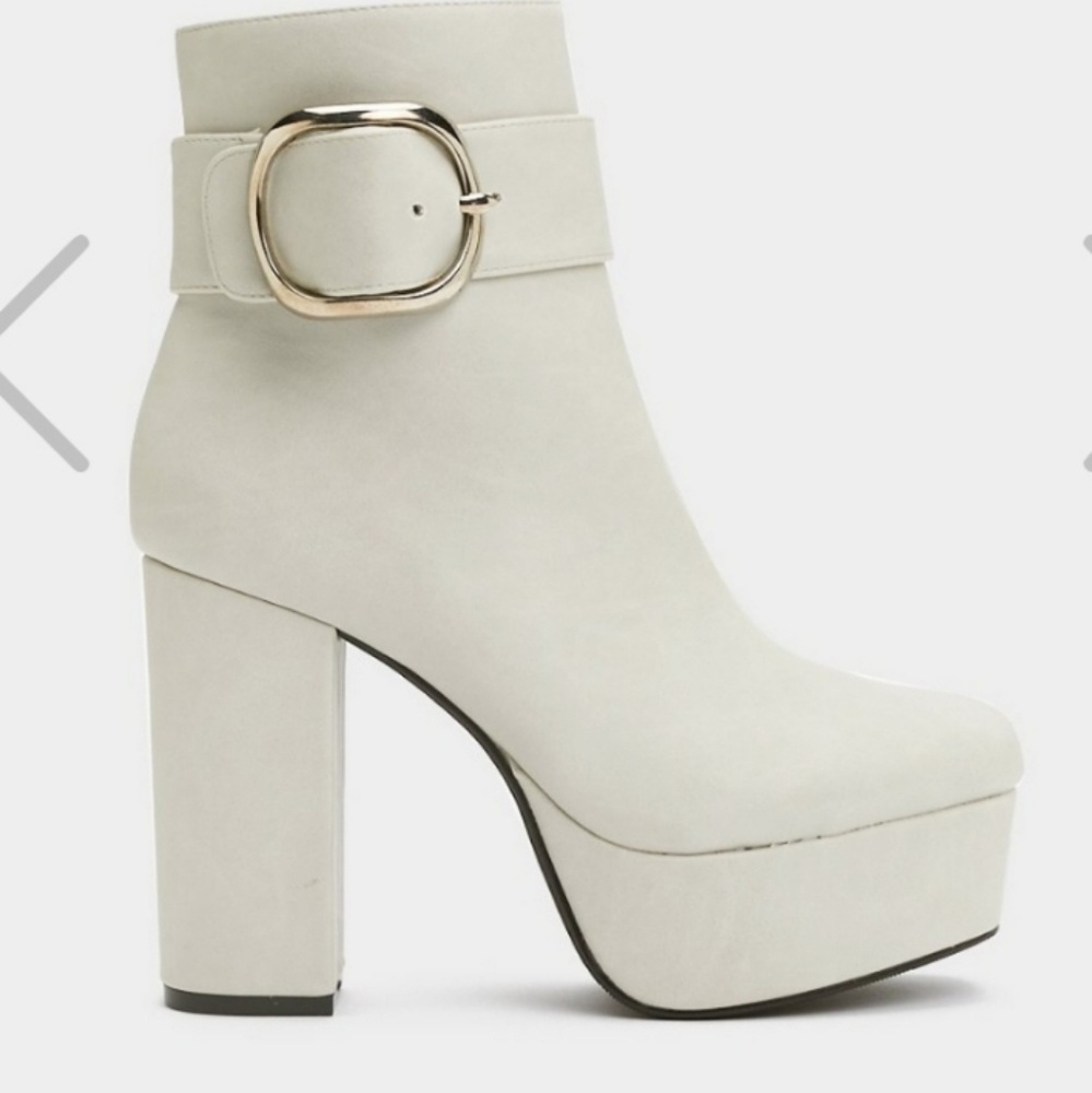 Booties off white with zipper side and block heel